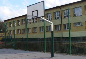 Stojan na basketbal s jednostĺpovou konštrukciou z rúry Ø 133 mm - výčnelok L = 1,65 m
