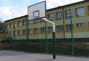 Stojan na basketbal s jednostĺpovou konštrukciou z rúry Ø 133 mm - výčnelok L = 1,65 m