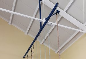 Nosná stropná konštrukcia na zavesenie lán a rebríkov