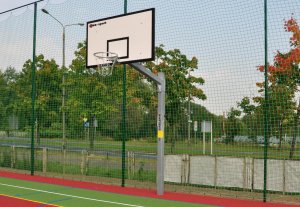 Stojan na basketbal s jednostĺpovou konštrukciou z profilu 120 x 120 mm - výčnelok L = 1,65 m (s mechanizmom nastavenia výšky na stĺpe)